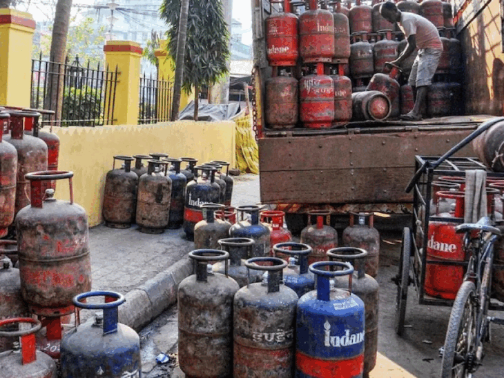 19 किलो वाला गैस सिलेंडर ₹51.50 तक सस्ता:सिल्वर ज्वेलरी की हॉलमार्किंग लागू, टैक्स भरने की डेडलाइन खत्म हो रही; 7 बड़े बदलाव